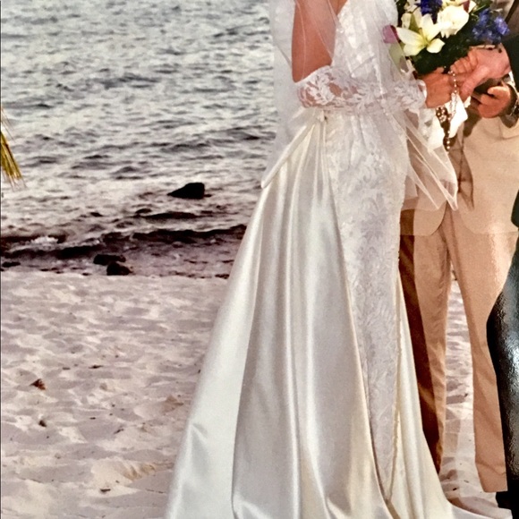 Dreamy Wedding gown - Picture 5 of 16